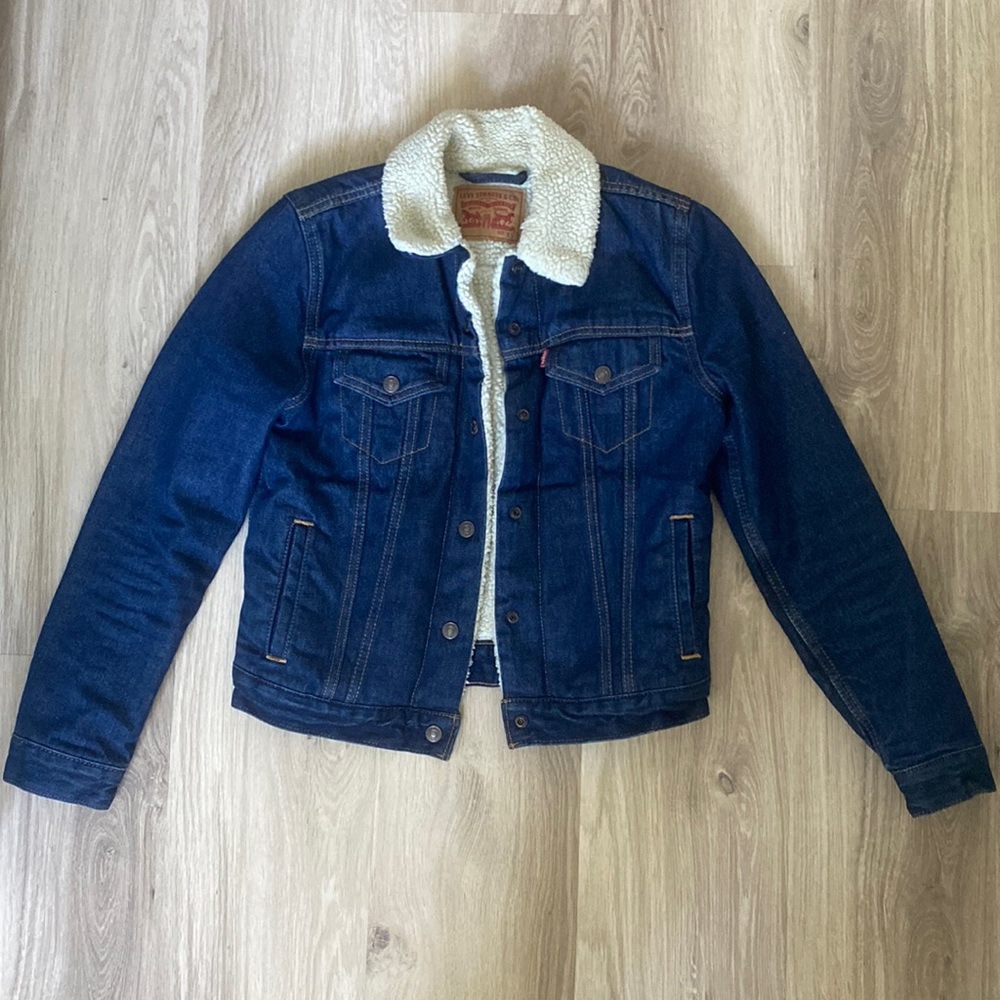 Levi’s ORIGINAL SHERPA TRUCKER JACKET size XS, dark wash, like new!